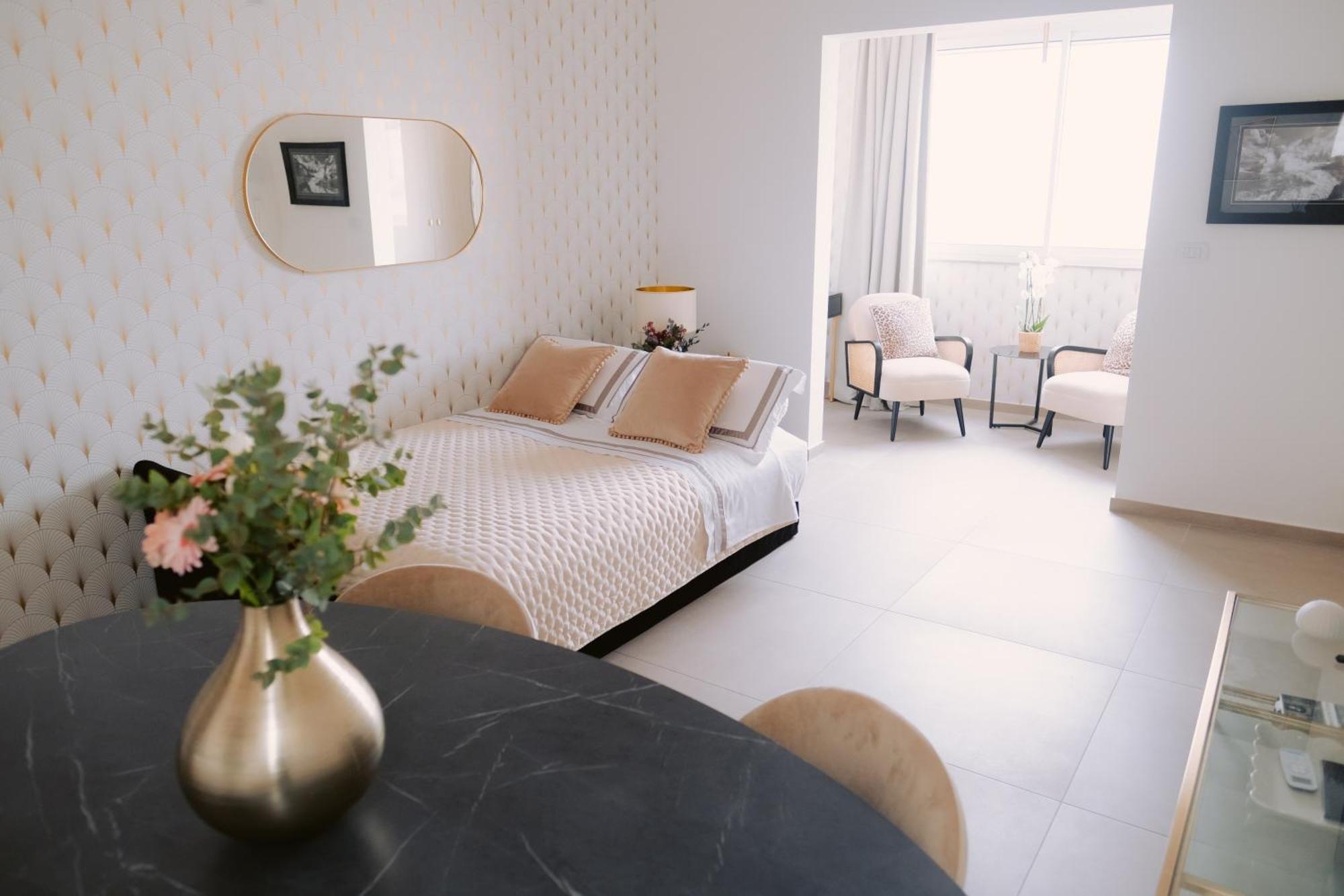Via Dante Luxury Home Бари Екстериор снимка
